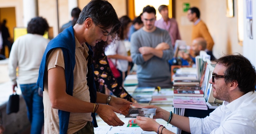 Libropolis. Nel Chiostro di Sant’Agostino tre giorni all’insegna di libri, mostre e duelli culturali