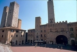 La Tosca” e “La Traviata”, la grande lirica di scena in Piazza Duomo a San  Gimignano - toscanalibri - Il portale della cultura toscana